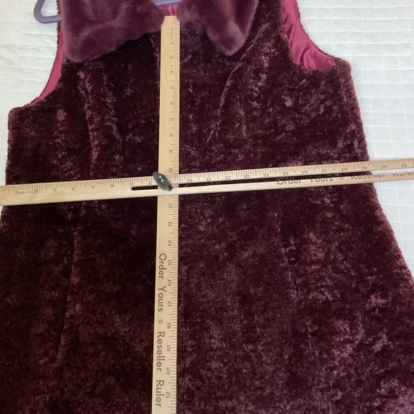 White House Black Market Comfy Plush Burgundy Faux Fur Vest - Picture 8 of 12